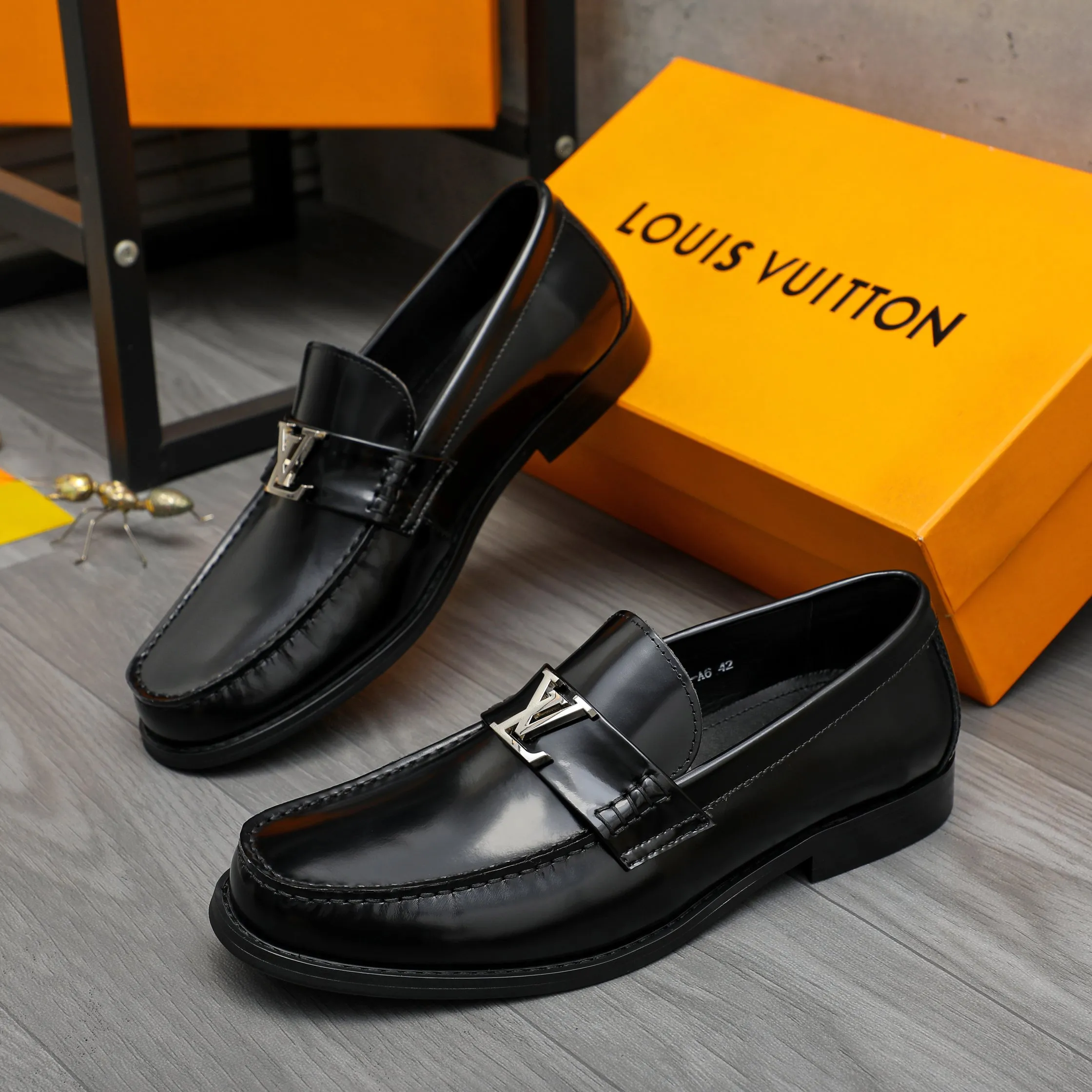 Men's shoes 💰p460 Product trademark: LV (Louis Vuitton) business slip-on leather shoes. Regular size: 38-45 (45 is custom-made and non-returnable) Product materials: Selected high-quality pearlescent cowhide upper, cowhide lining, original rubber outsole